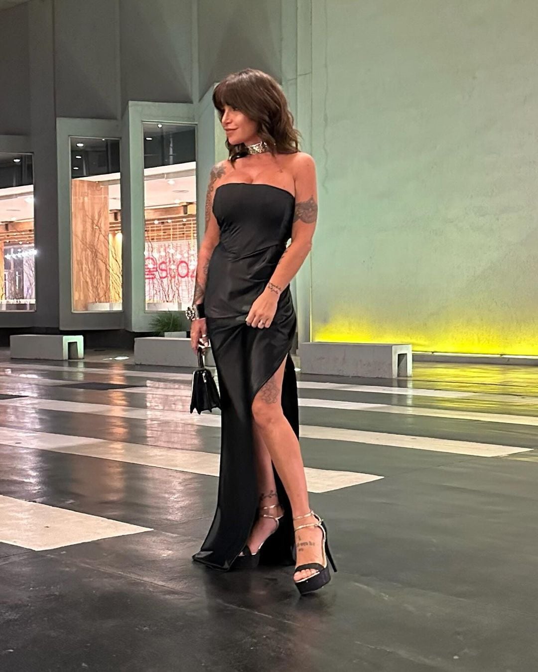 Flor Peña deslumbró con un look total black con mucho escote