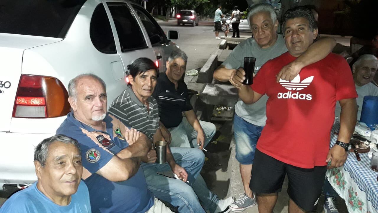 “¡Salud, Quique!”: Su amigo falleció y ellos brindan por él en reuniones y lo homenajearon en una parada de micros. Foto: Gentileza