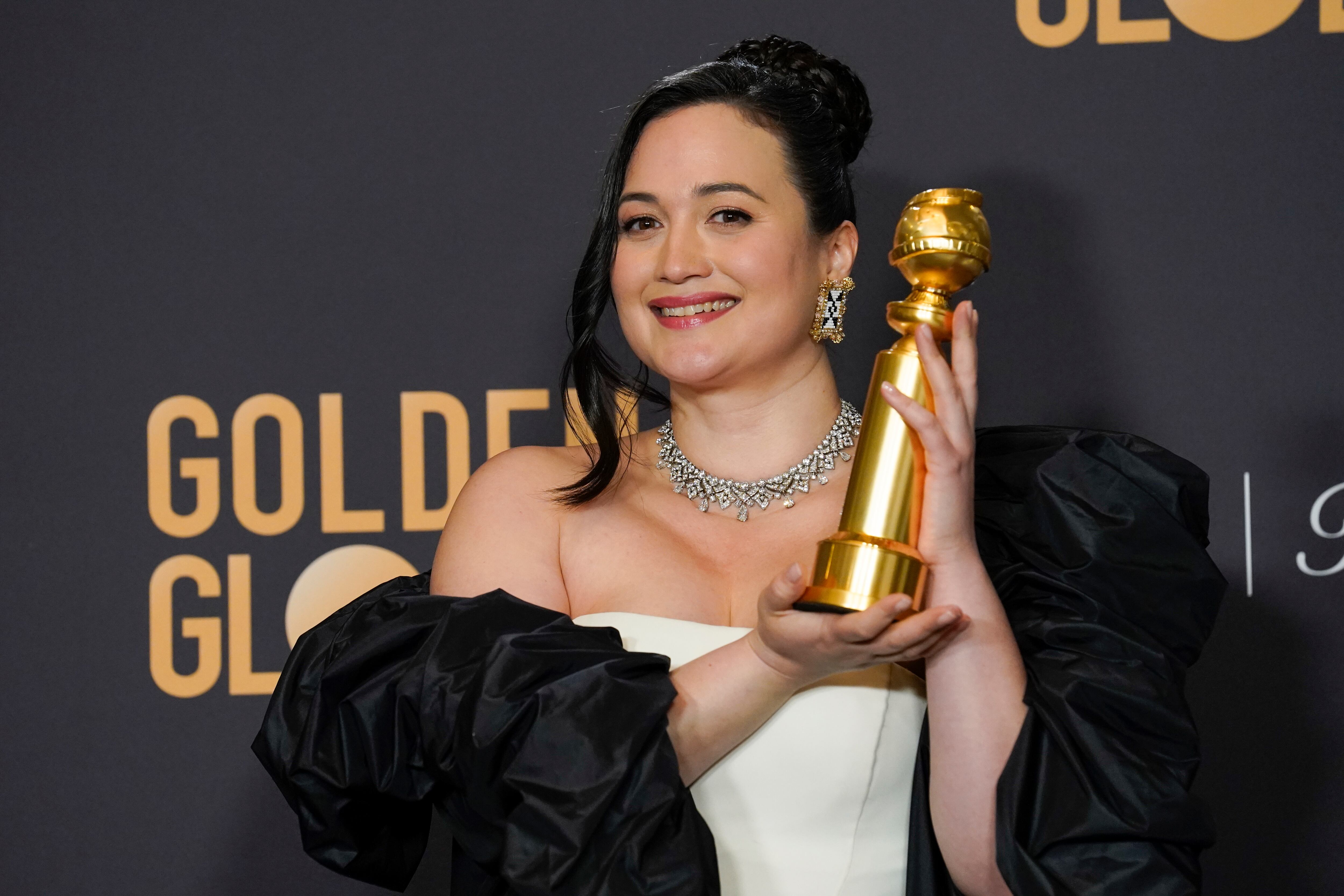 Lily Gladstone posa en la sala de prensa con el premio a la mejor actriz de una película de drama por "Killers of the Flower Moon" (Foto AP/Chris Pizzello)