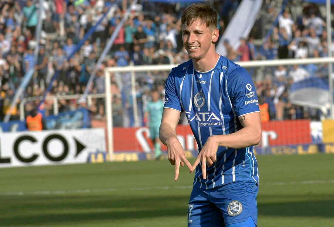 Fútbol Club Godoy Cruz Antonio Tomba
El club Godoy Cruz, obtuvo un empate 1 a 1 ante Independiente de Avellaneda, en el estadio Malvinas Argentinas, por la 15ª fecha de la Liga Profesional.

El Tomba no solo estuvo en desventaja con el gol de Juan Insaurralde para el Rojo, sino que se quedó con un hombre menos por la expulsión de Canale y de todos modos pudo alcanzar la igualdad con un golazo de Tadeo Allende.

Foto: Orlando Pelichotti / Los Andes