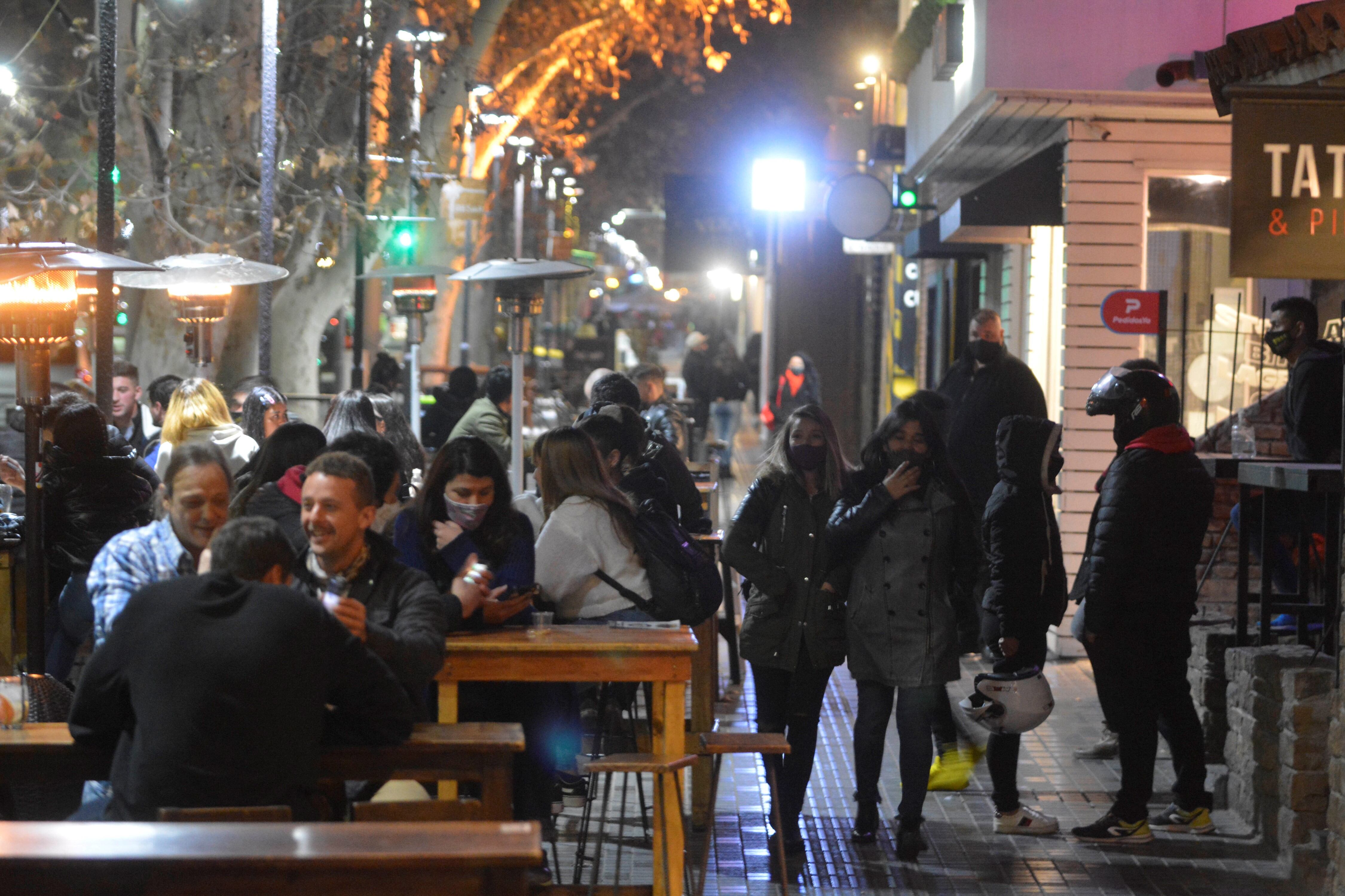 Bares y restaurantes podrán trabajar hasta las 18, mientras que los deliverys podrán funcionar hasta las 23.