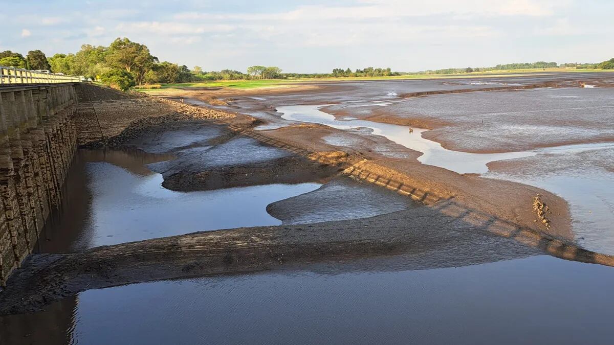 Embalse seco de Canelón Grande y del puente-presa al norte de Canelones, en el sur de Uruguay.