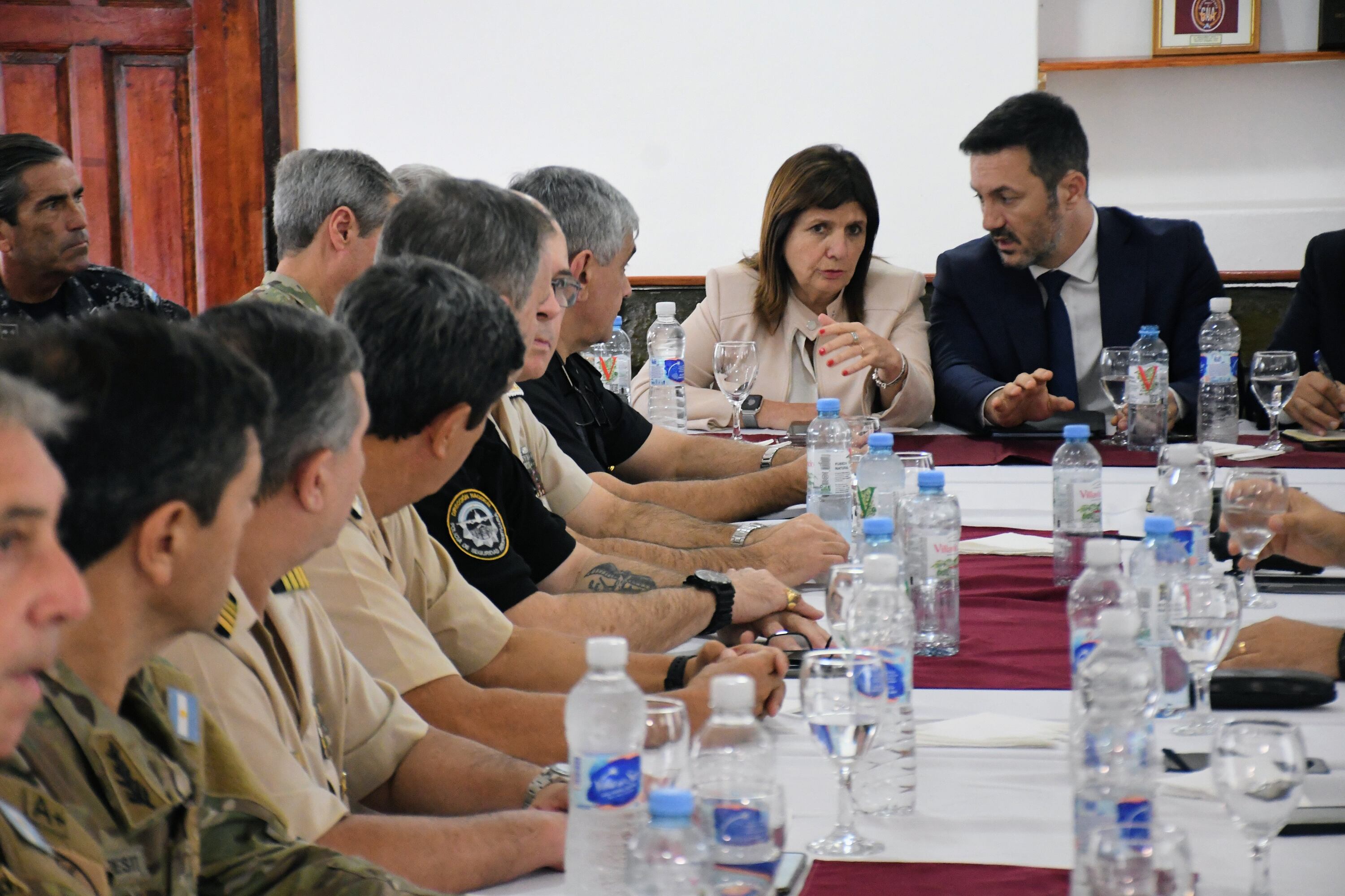 La ministra de Seguridad, Patricia Bullrich, y de su par de Defensa, Luis Petri - Foto Clarín