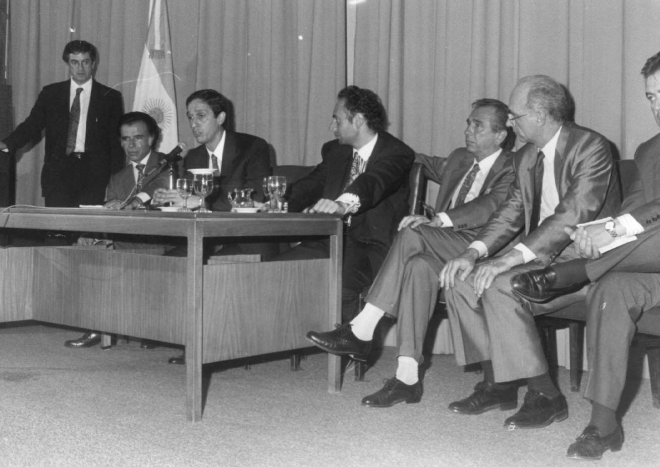 1993: Menem junto al exgobernador Rodolfo Gabrielli. Además estaban José Luis Manzano y Eduardo Bauzá. / Archivo Los Andes