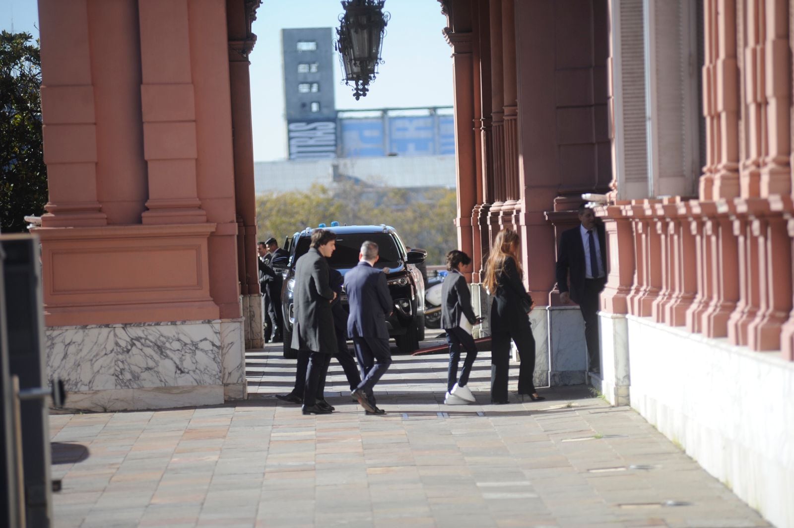 Familiares y exfuncionarios de Menem arribando al acto de conmemoración.