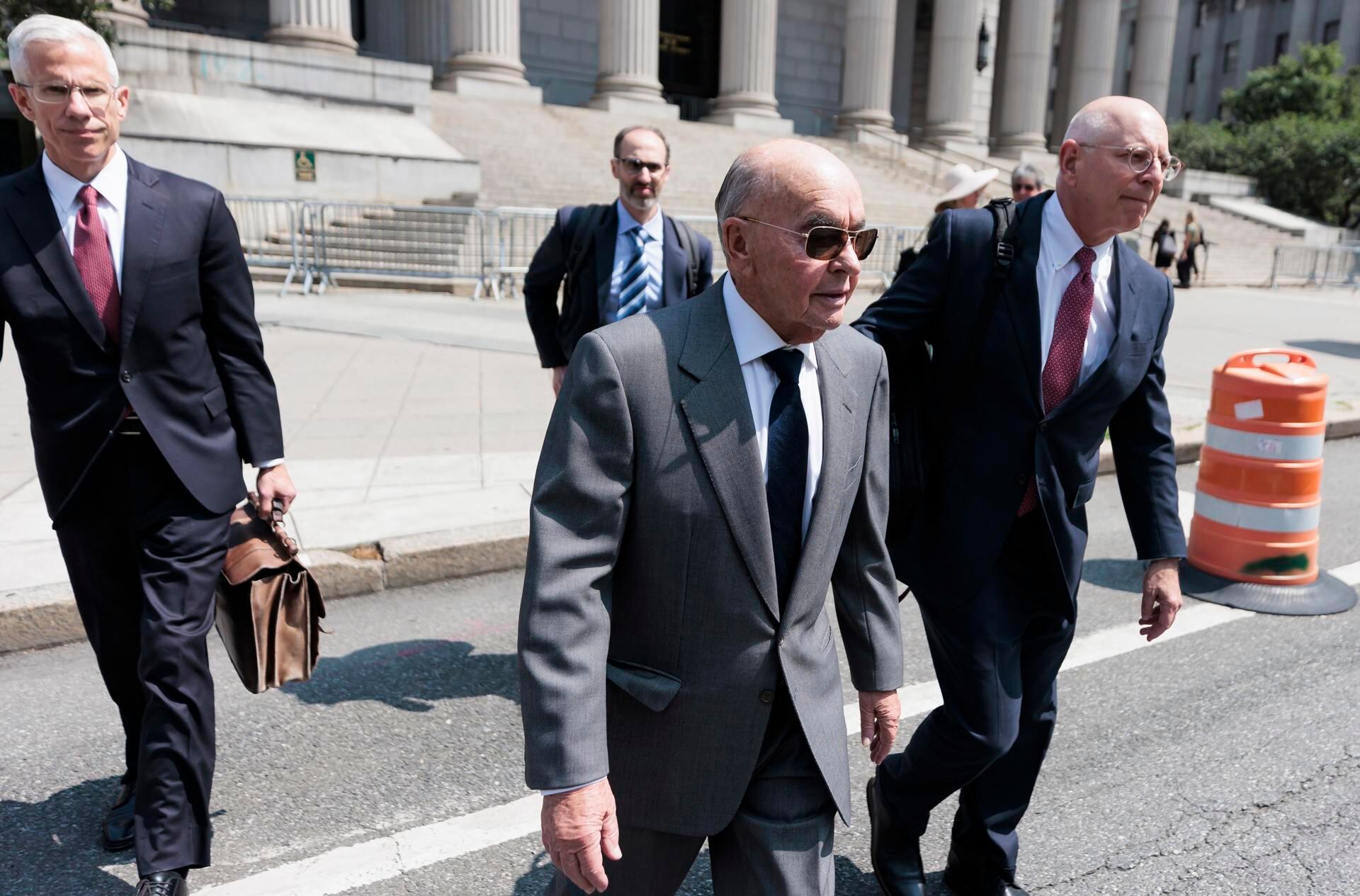 El multimillonario Joe Lewis en la Corte Federal de EE. UU. por cargos de tráfico de información privilegiada. Foto: EFE/EPA/JUSTIN LANE