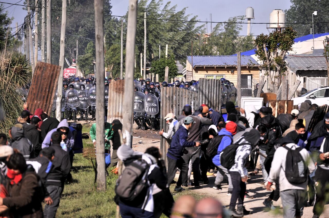 Tensión en Guernica: incidentes entre policías y usurpadores de tierras tras el desalojo