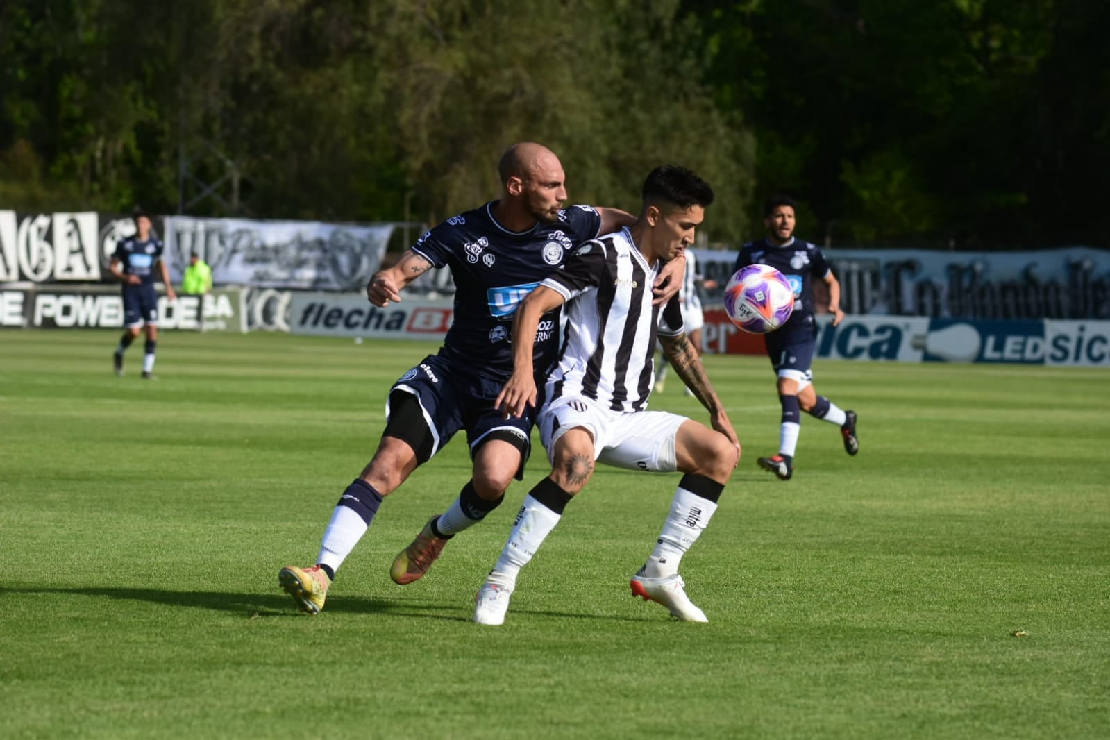 Superclásico del fútbol Mendoza. En el Víctor Legotaglie, Gimnasia y Esgrima e Independiente Rivadavia juegan un cruce histórico en la Primera Nacional. / Mariana Villa (Los Andes). 