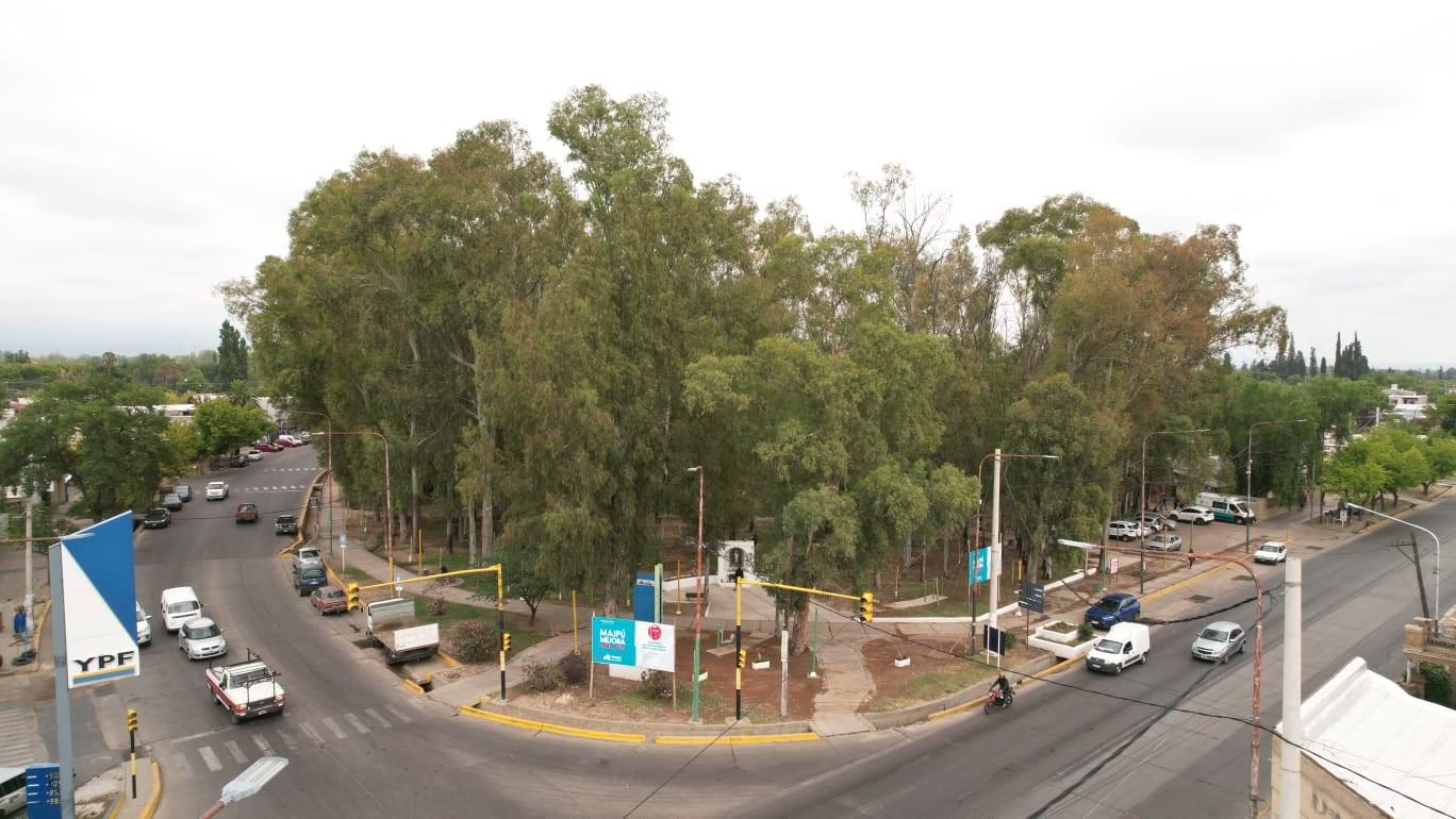 Entrada al bosque en Yrigoyen y Maza.