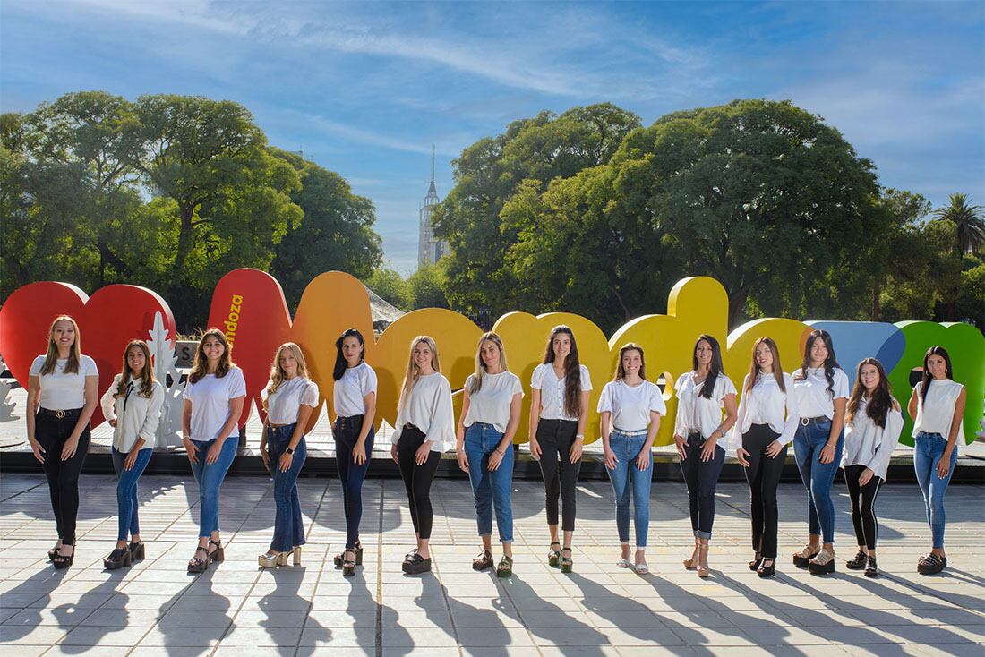 Marta Palomo (quinta, de izquierda a derecha) junto a las otras 14 precandidatas a la corona vendimial de Ciudad.