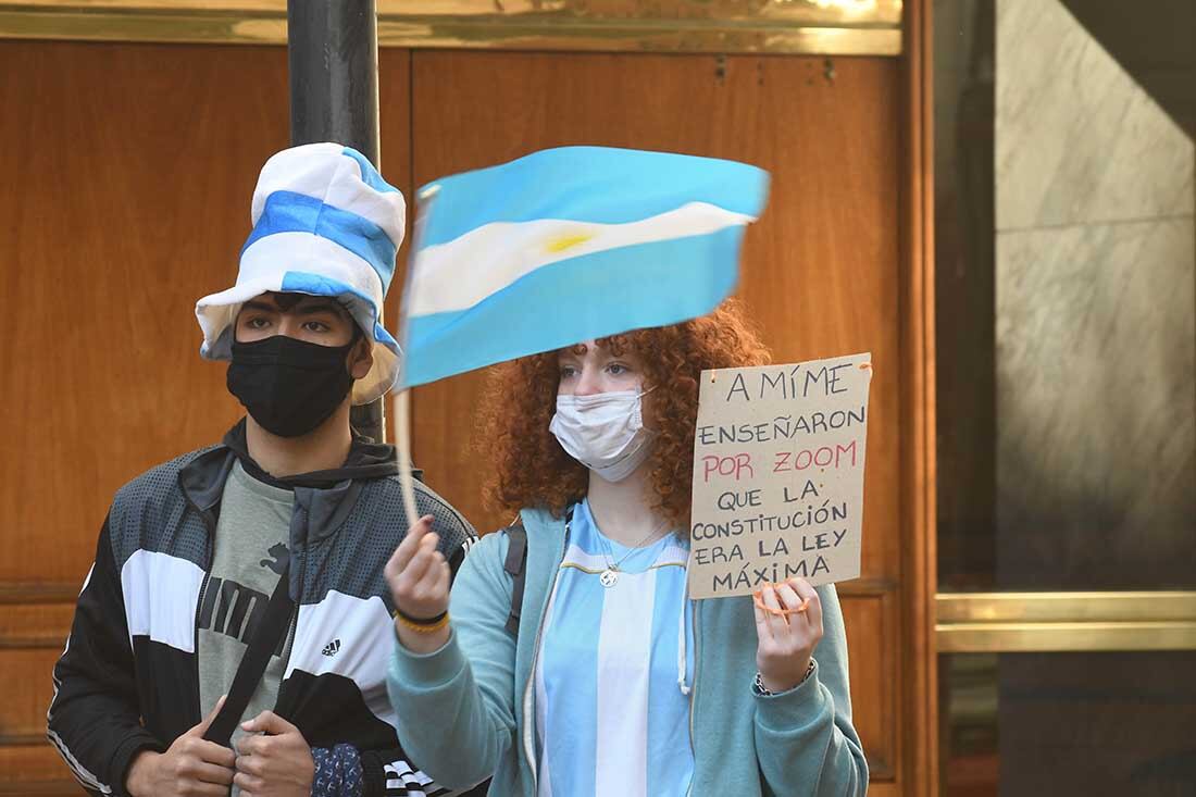 Protestas en la esquina de 9 de Julio y Peatonal de Ciudad con banderazo, bocinazos en reclamo a las restricciones que ordenó el gobierno nacional para bajar los contagios de Covid 19