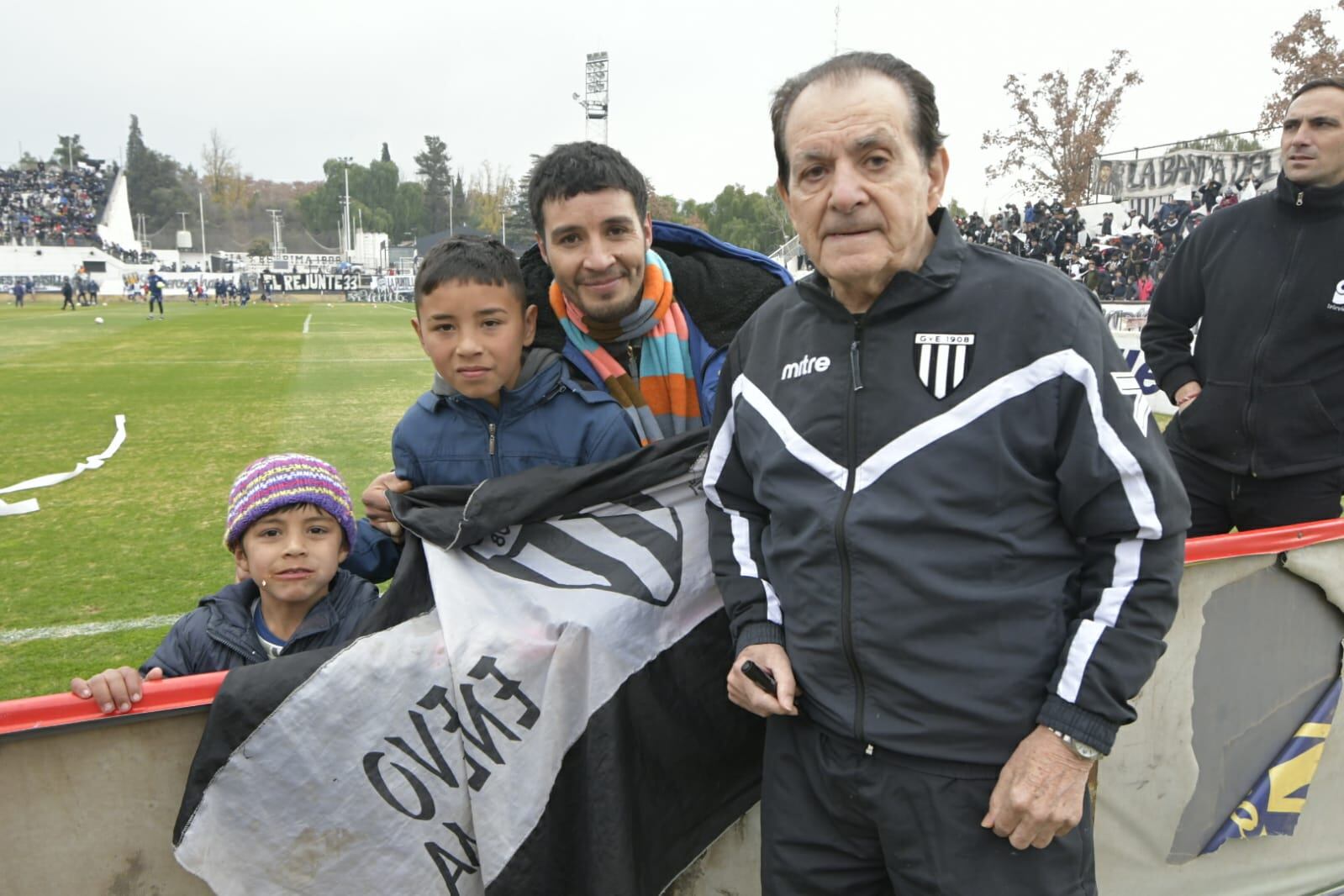 El Maestro Víctor Legrotaglie recibió el cariño de su gente. Ídolo del fútbol argentino. / Foto: Orlando Pelichotti