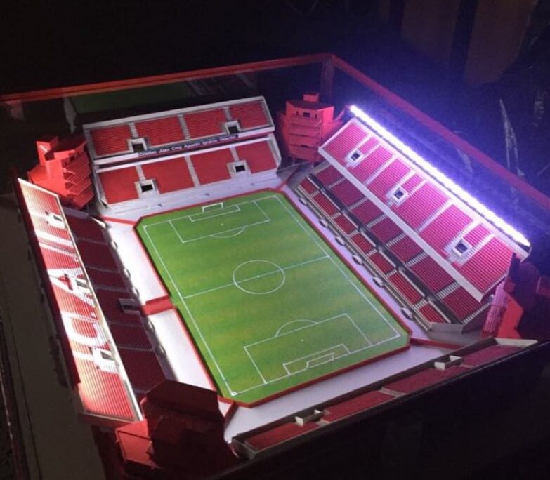 Un artesano realiza estadios de fútbol a escala.