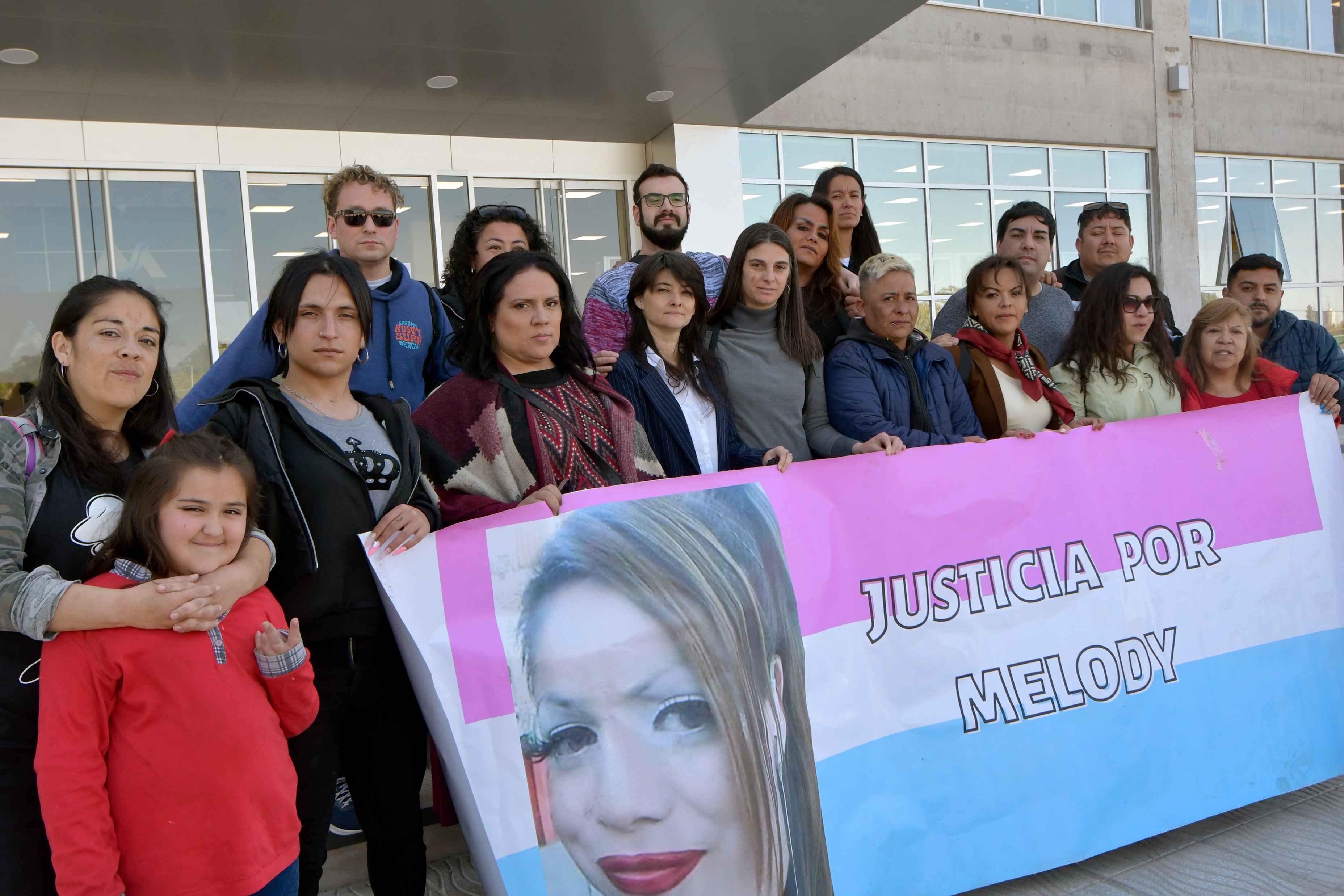 Caso Melody Barrera  
Comenzaron los alegatos de la Fiscalía de Homicidios contra el ex policía Darío Jesús Chaves Rubio (de buzo marrón), por el Trasvesticidio de Melody ( trabajadora sexual trans ): “Fue una hora de furia: Chaves planeó, ideó y ejecutó este macabro hecho”
Para la fiscal de Homicidios Andrea Lazo, y su jefe, el fiscal Fernando Guzzo, sostuvieron que se trató de homicidio agravado por ensañamiento, por ser funcionario policial y por odio a la expresión de género (trasvesticidio) y por alevosía. El juicio será juzgado por Jurados 

Foto:  Orlando Pelichotti / Los Andes