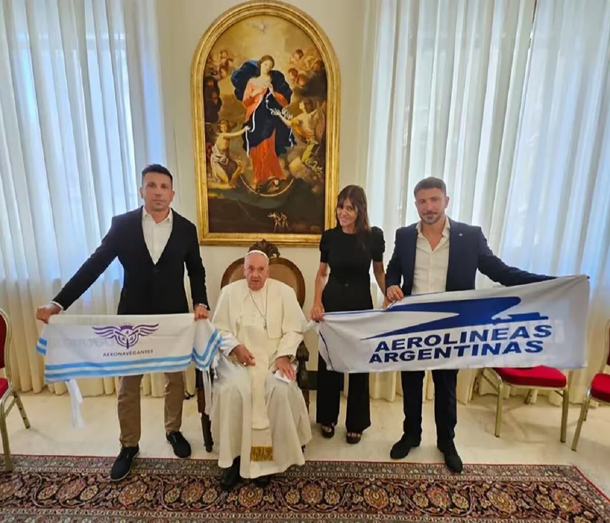 El papa Francisco posa en el Vaticano junto a sindicalistas y banderas en contra de la privatización de Aerolíneas Argentinas (Gentileza)