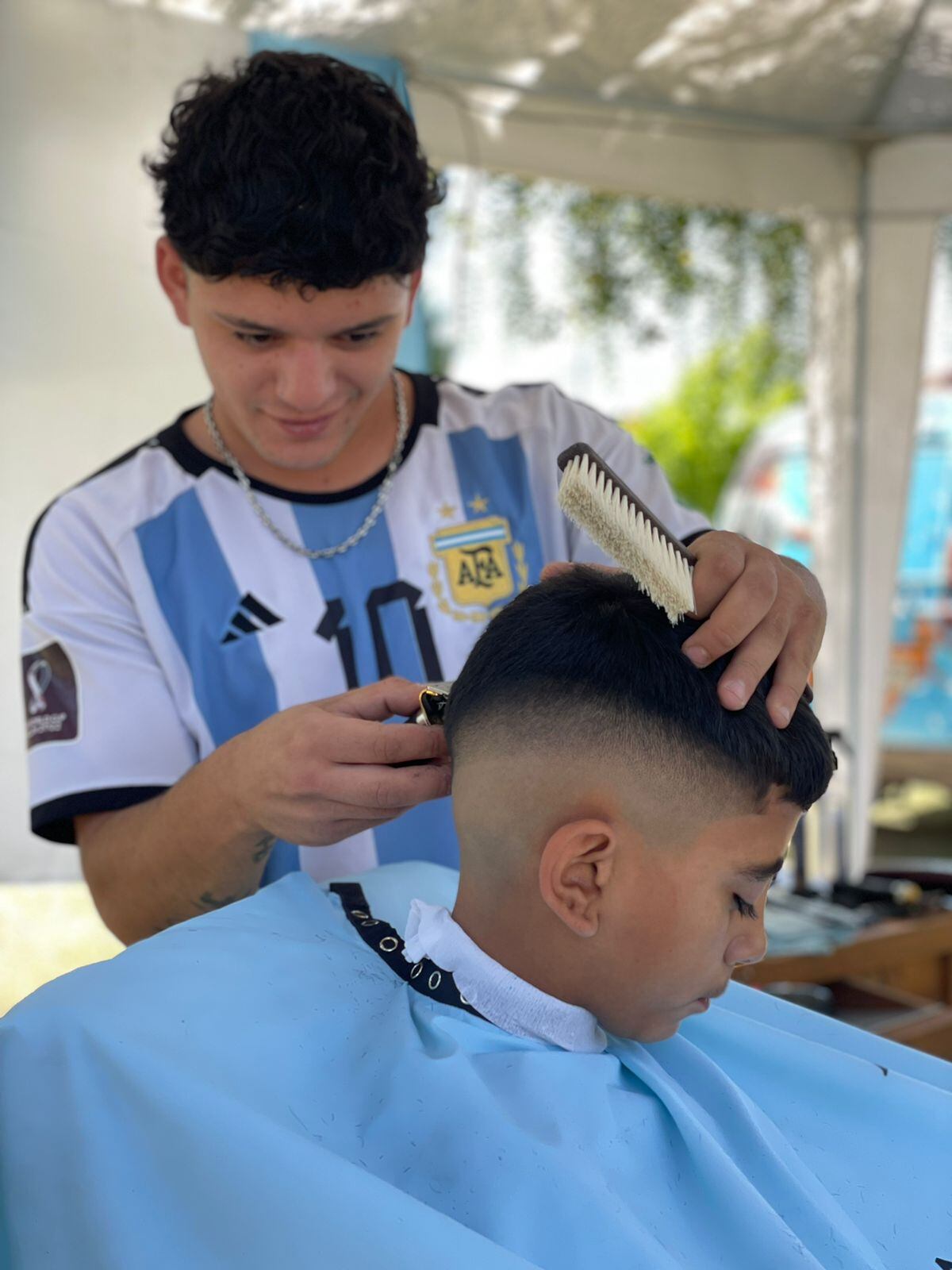 ¿Nace una cábala? La barbería que corta y tiñe el pelo como el “Dibu” Martínez gratis repite hoy la acción. Foto: Gentileza barbería "El Barba"