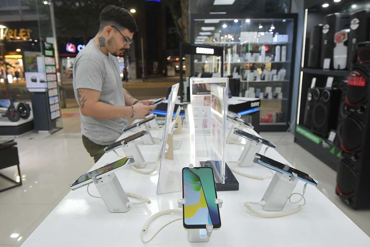 Aunque creció la demanda de teléfonos celulares en la región, un informe privado señala que Argentina no seguirá tendencia por la crisis económica. Foto: José Gutierrez / Los Andes 