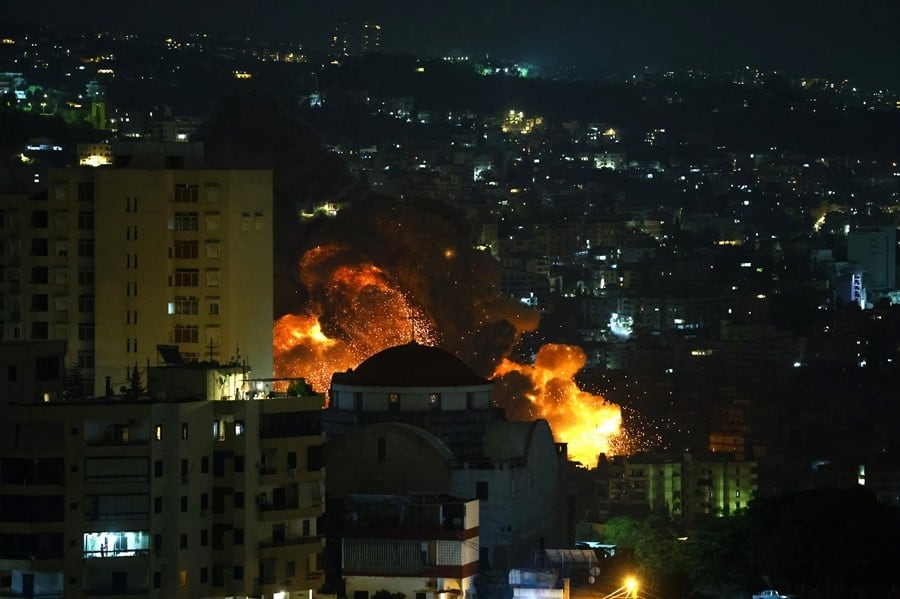 El humo se eleva desde un incendio después de una explosión tras un ataque israelí en el distrito de Choueifat en Beirut. EFE/EPA/Ugur Can