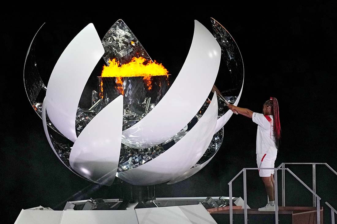 Se enciende la llama olímpica durante la ceremonia de apertura en el Estadio Olímpico de los Juegos Olímpicos