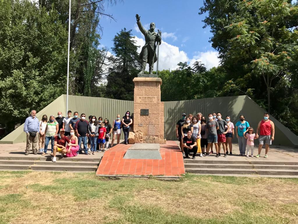 Estatua homenaje a César Cipolletti en Luján de Cuyo.