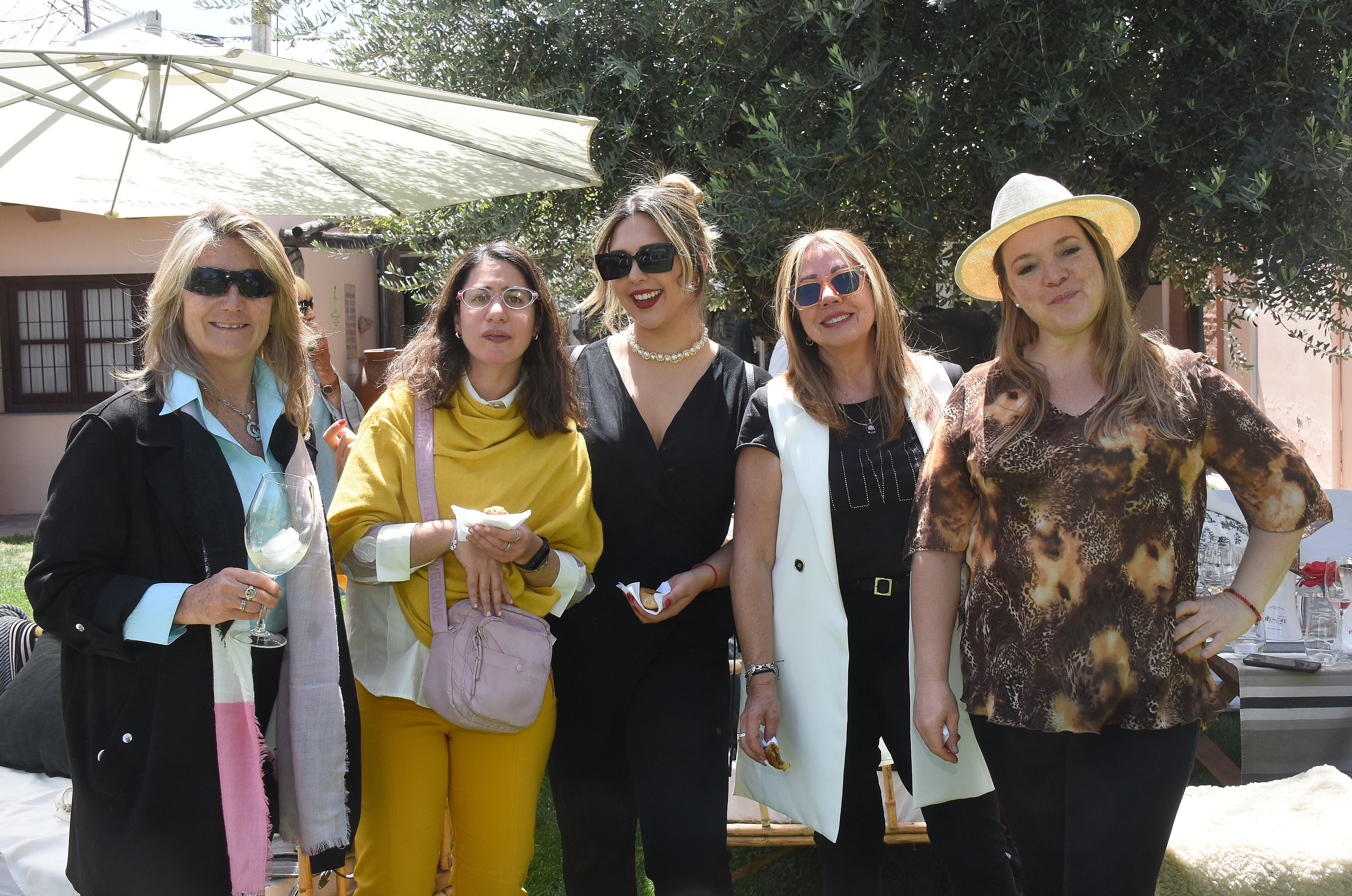 Claudia Yanzón, Emilia Di Paola, Anita Di Paola, Adriana Martínez y Lorena Álvarez. Ph Eduardo Dolengiewich.