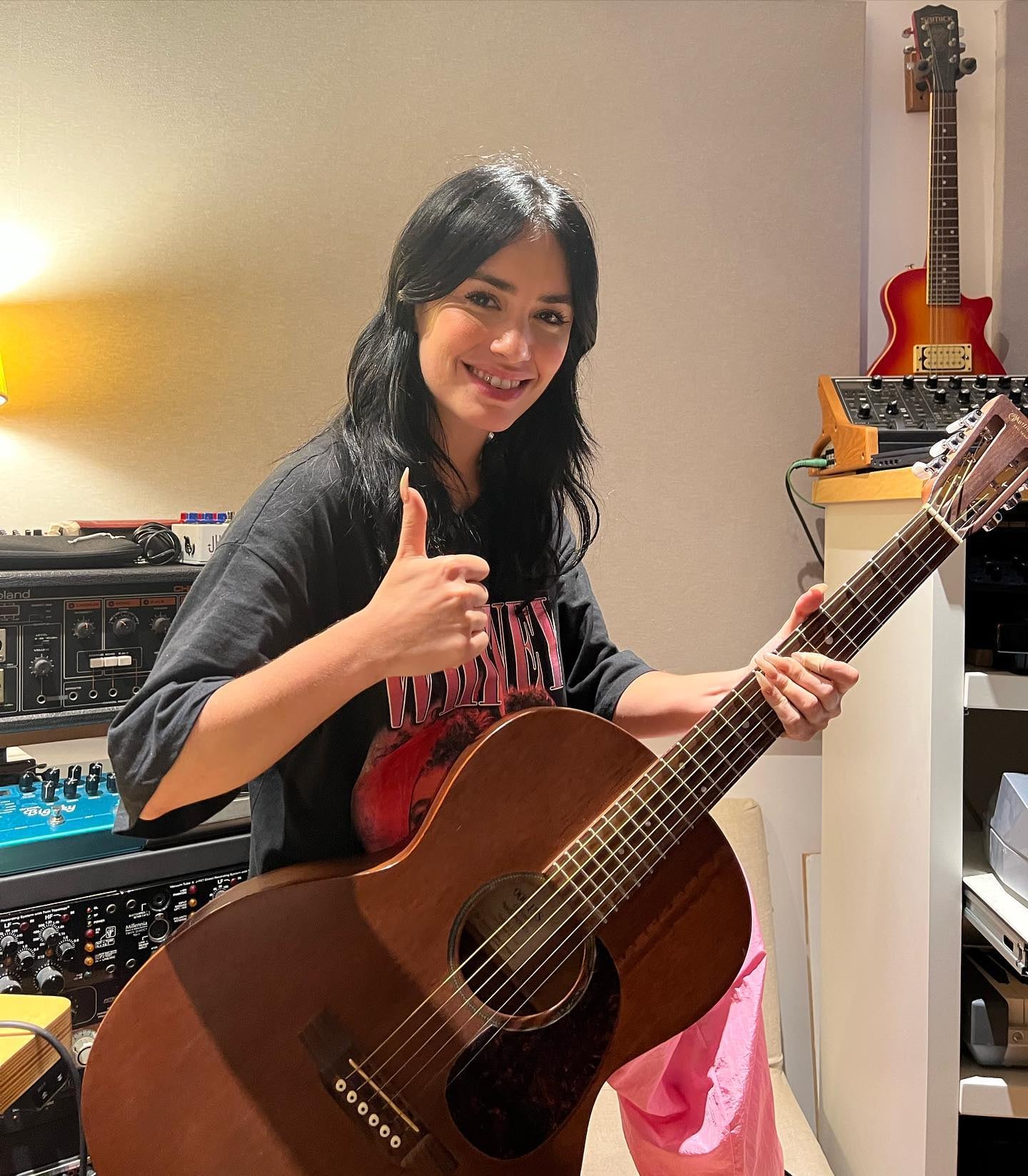 Lali Espósito tocando la guitarra