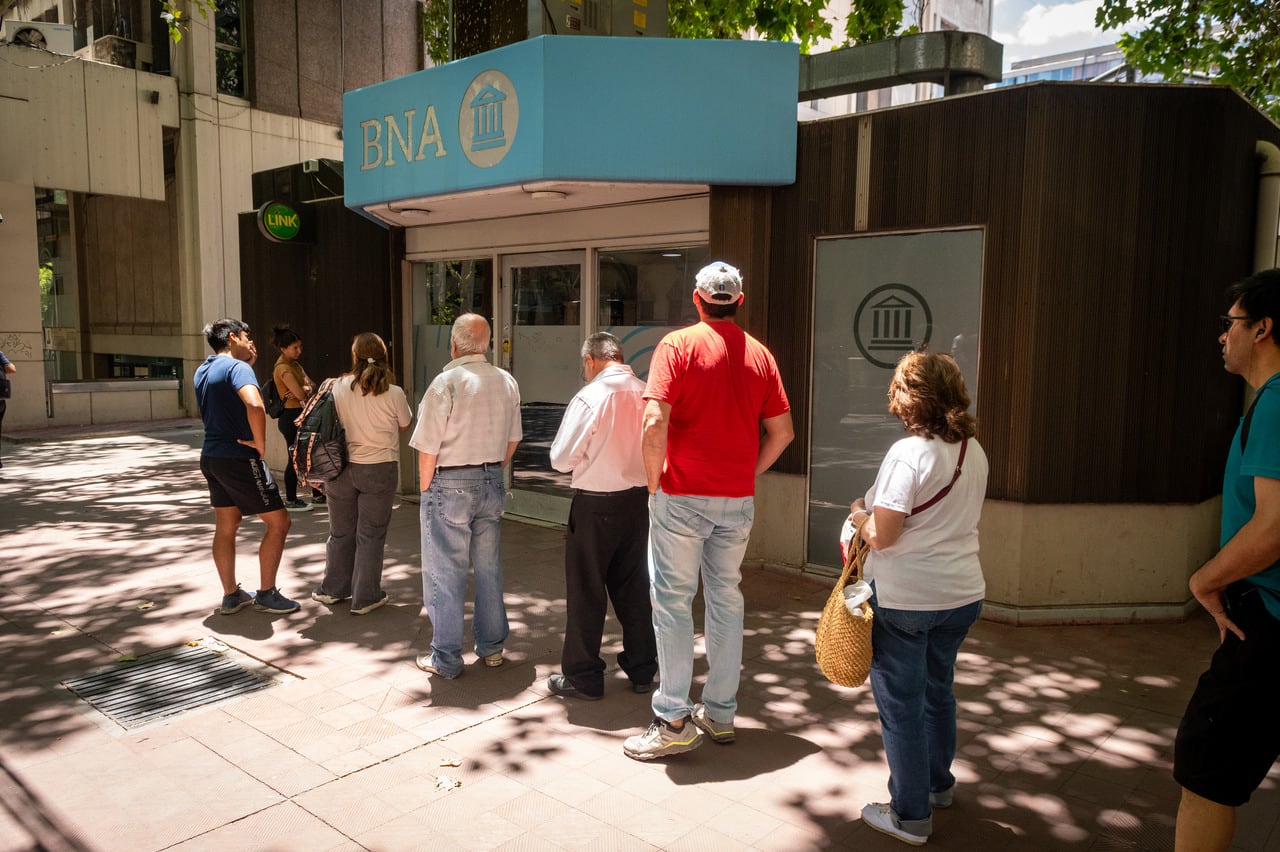 Cuándo cobro Anses en octubre: calendario de pago a jubilados, pensionados y titulares de AUH - foto archivo / Los Andes 