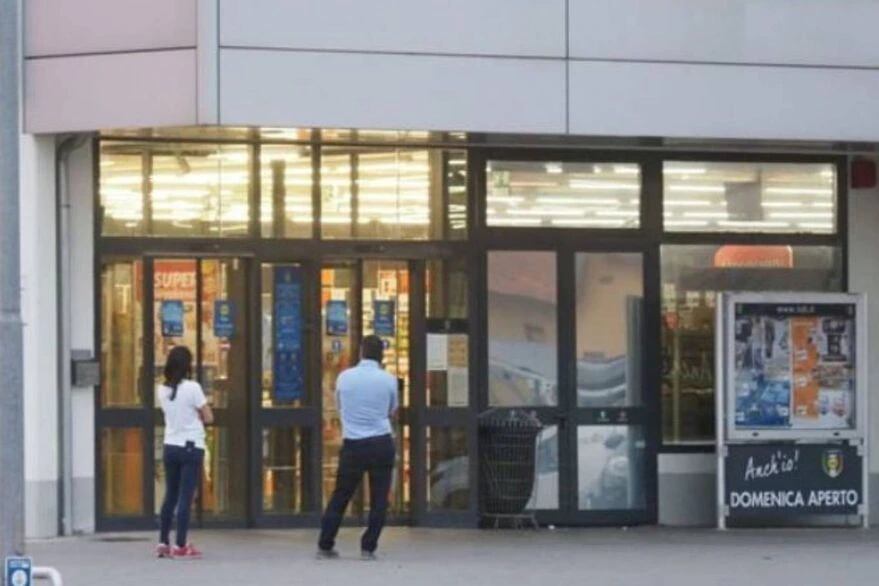 El frente del supermercado en el que la mujer llegó con el pequeño apuñalado y sin vida.