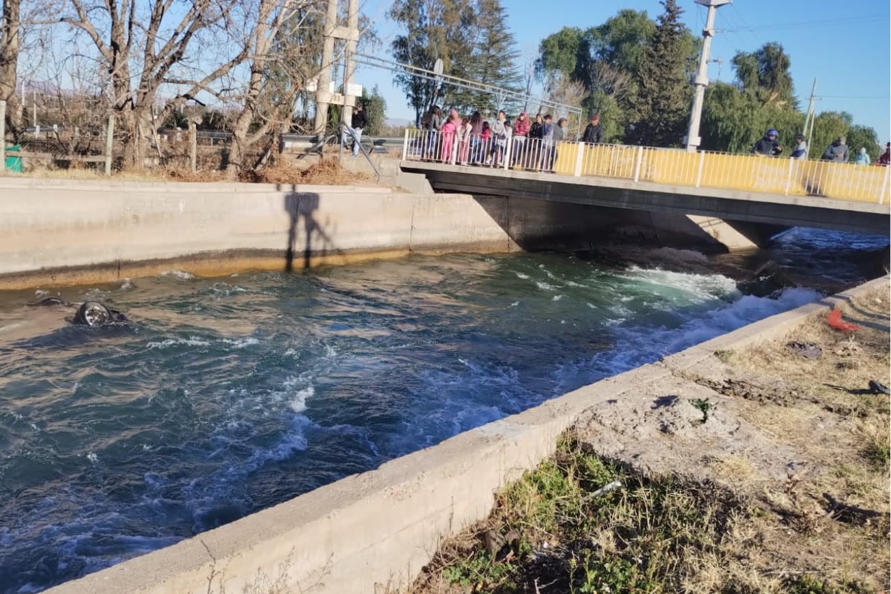 Un auto con tres mujeres cayó a un canal y una de ellas murió ahogada. Foto Ministerio de Seguridad.