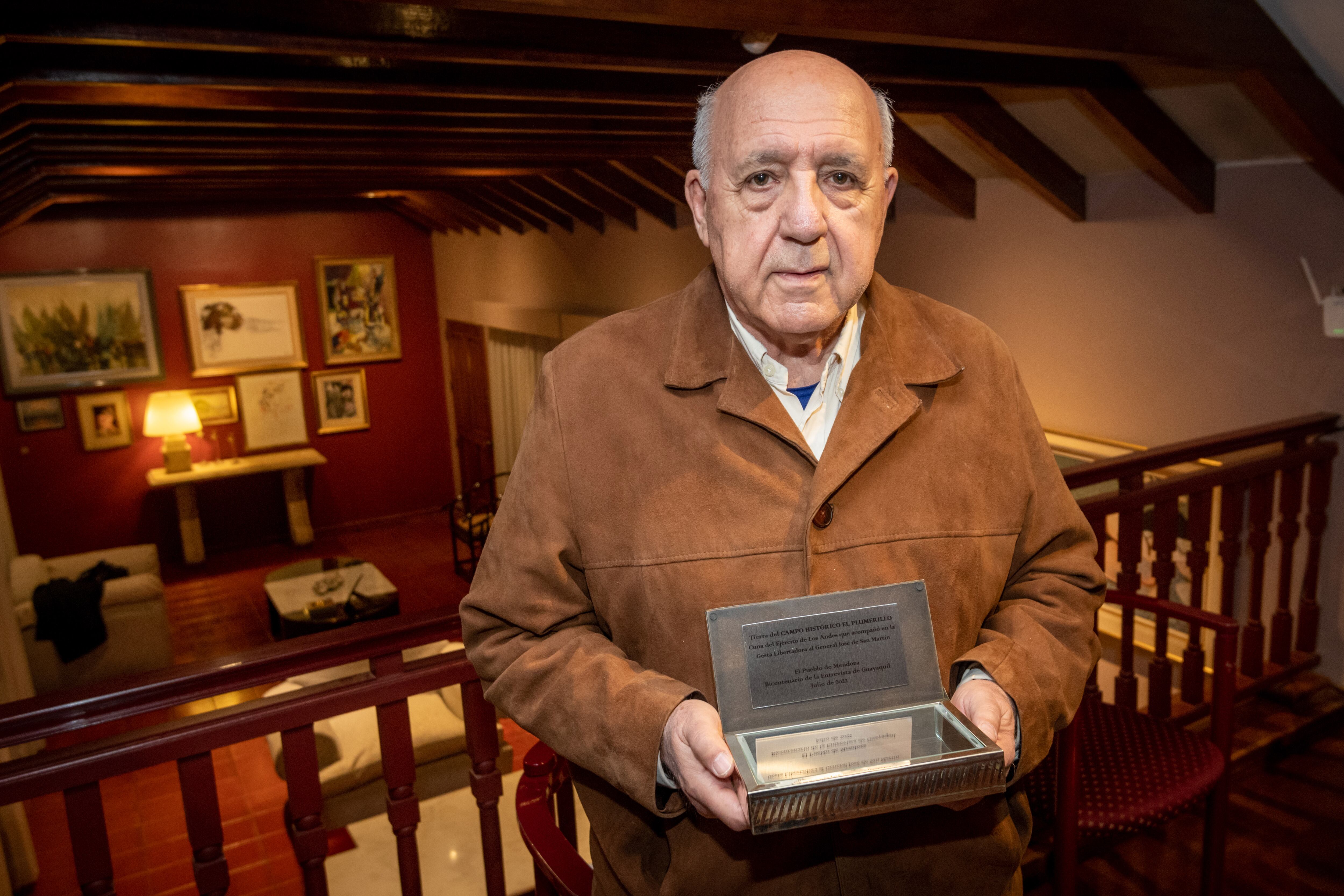 200 años del encuentro de Guayaquil entre San Martin y Bolivar. 
 
Eduardo Giro junto a Mario Nazar y Adolfo Cueto viajaran a Ecuador en representacion de las asociaciones sanmartinianas mendocinas para asistir al homenaje por ese encuentro

Foto: Ignacio Blanco / Los Andes 