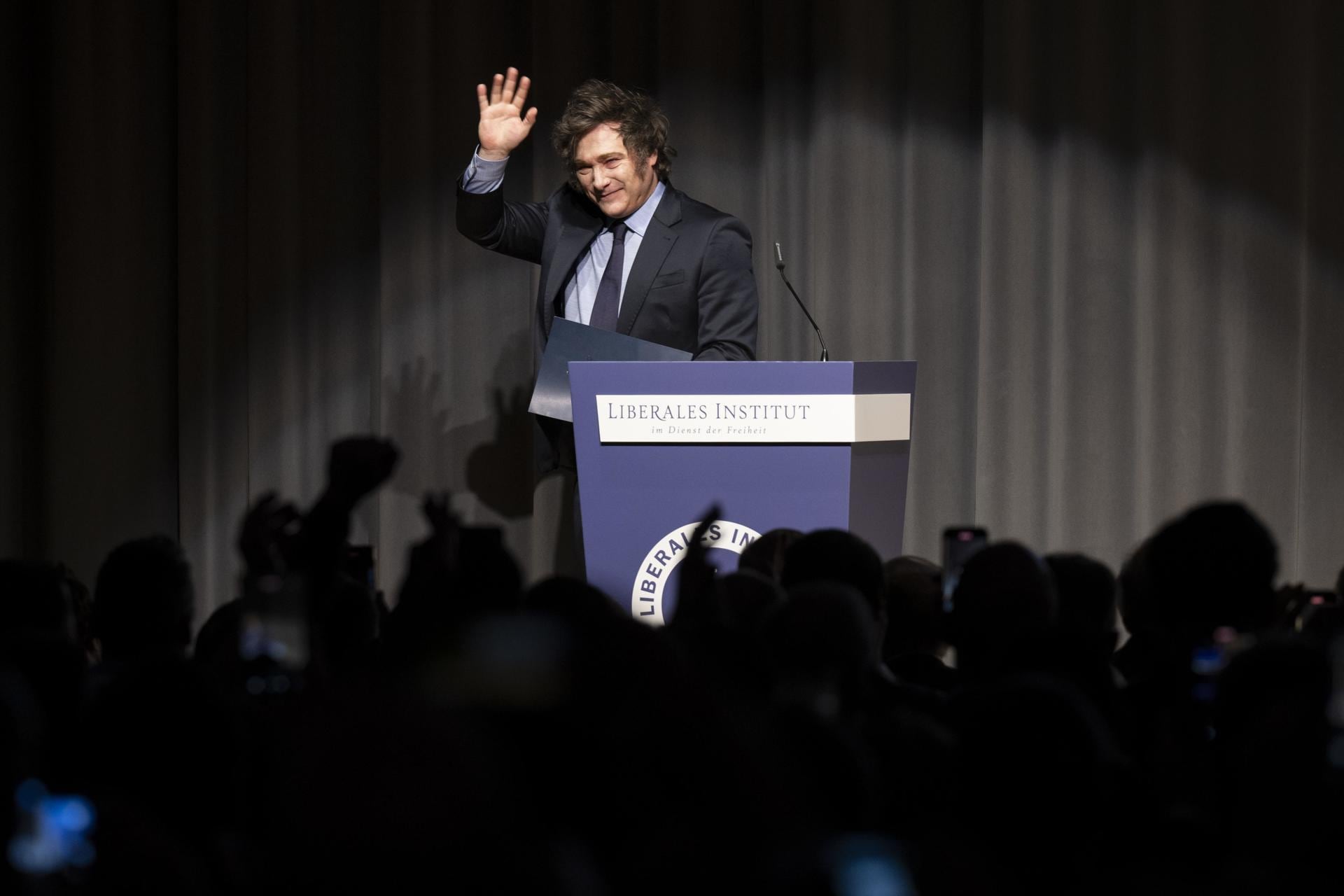 El presidente de Argentina, Javier Milei, habla después de recibir el Premio Roepke para la Sociedad Civil 2025 del Instituto Liberal durante una ceremonia de entrega de premios en el centro de congresos en Kloten, Suiza, el 24 de enero de 2025. Foto: EFE/EPA/ENNIO LEANZA