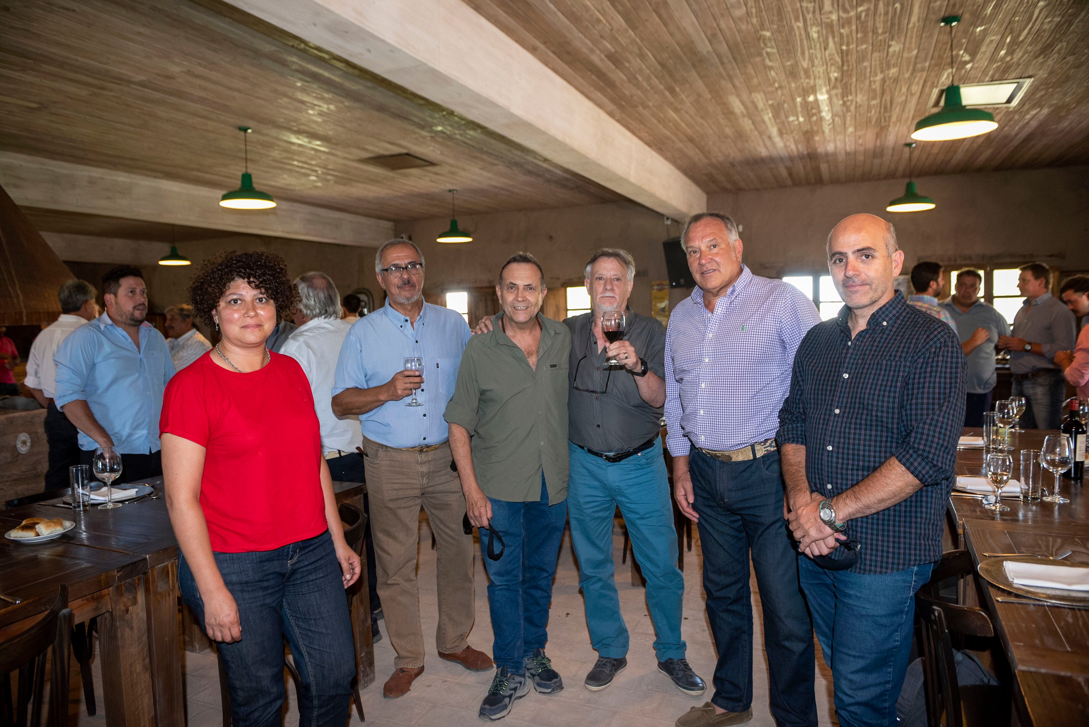 Analía Díaz, directora del INTA; Guido Loza, médico veterinario; Diego Fernández, presidente del Centro de Ingenieros de Mendoza; Oscar Vidoni, secretario de Relaciones Interinstitucionales del CIAM; Carlos Parrella Furlán y Leonardo Miranda, del INTA.