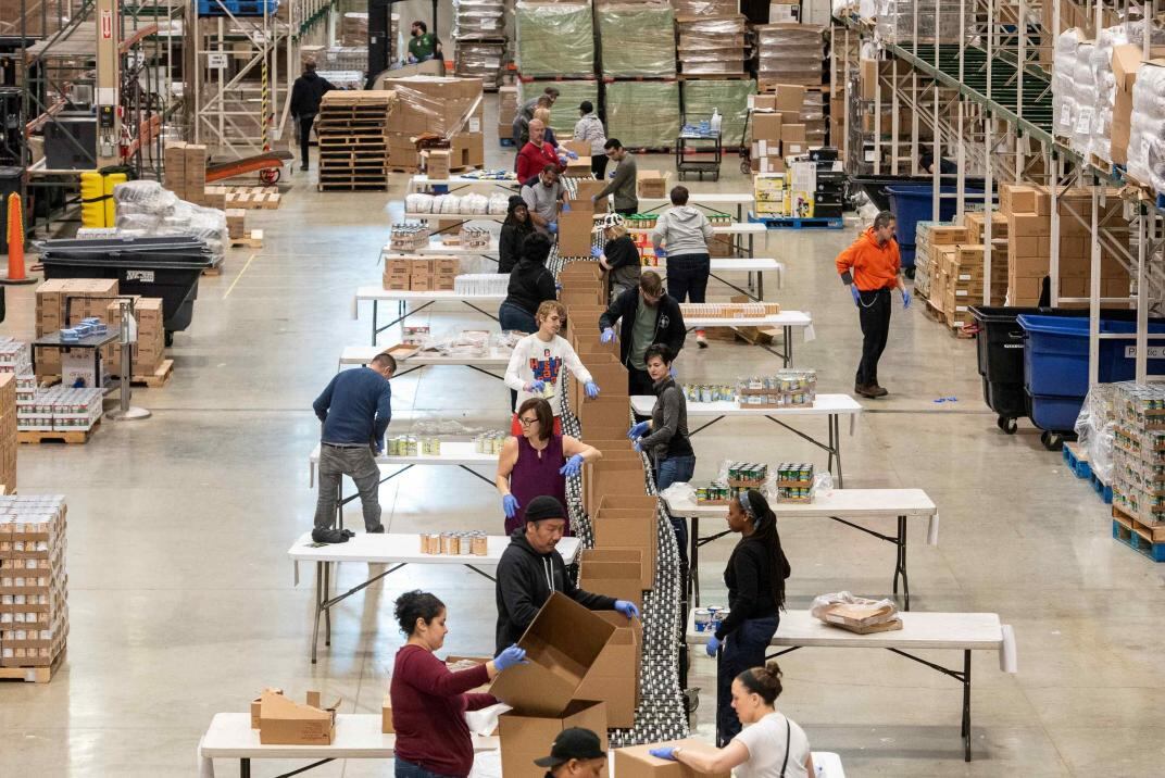 Solidaridad. Voluntarios ayudan a empaquetar alimentos en Chicago, Estados Unidos. (AP)