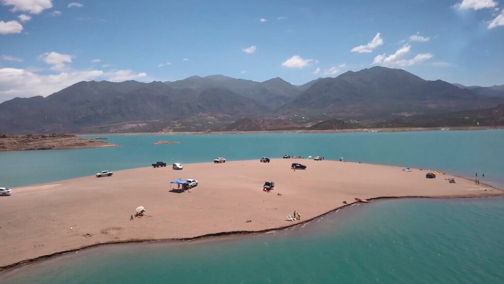  El dique Potrerillos es un clásico que eligen los mendocinos y turistas cada fin de semana. Sus aguas cristalinas y sus montañas al fondo son una postal infaltable.