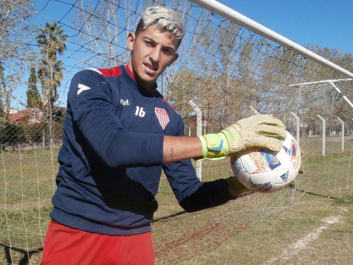 Hace muy poco tiempo, Brey (19) atajaba en Los Andes, de la Primera B. 