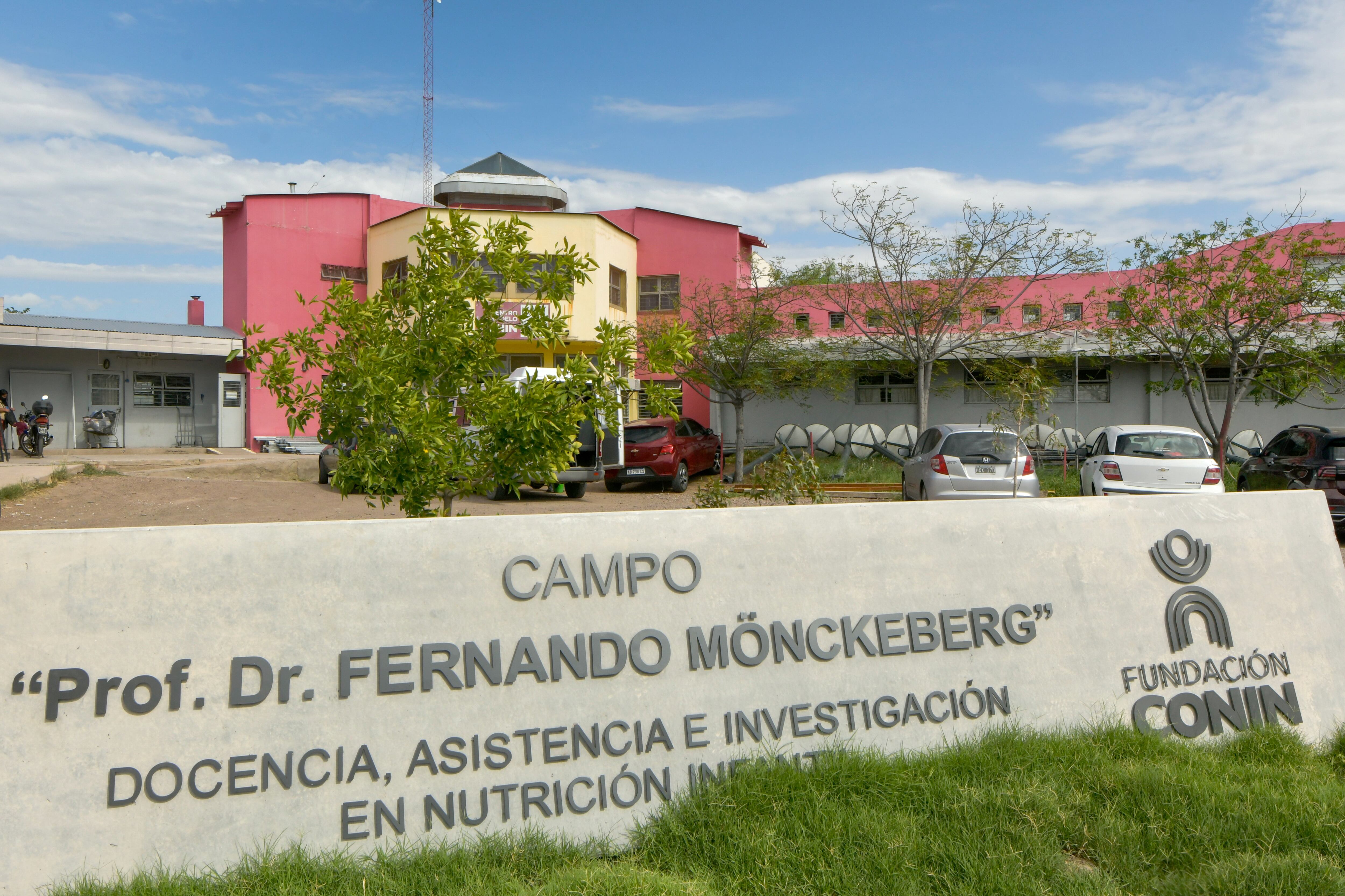 La entrada al actual Campo Dr. Fernando Mönckeberg. Las obras del nuevo edificio no se detienen. Foto: Orlando Pelichotti