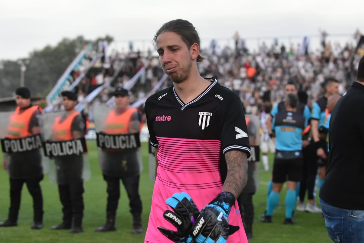 Tomás Giménez, arquero de Gimnasia, se retiró entre lágrimas de dolor. / Mariana Villa