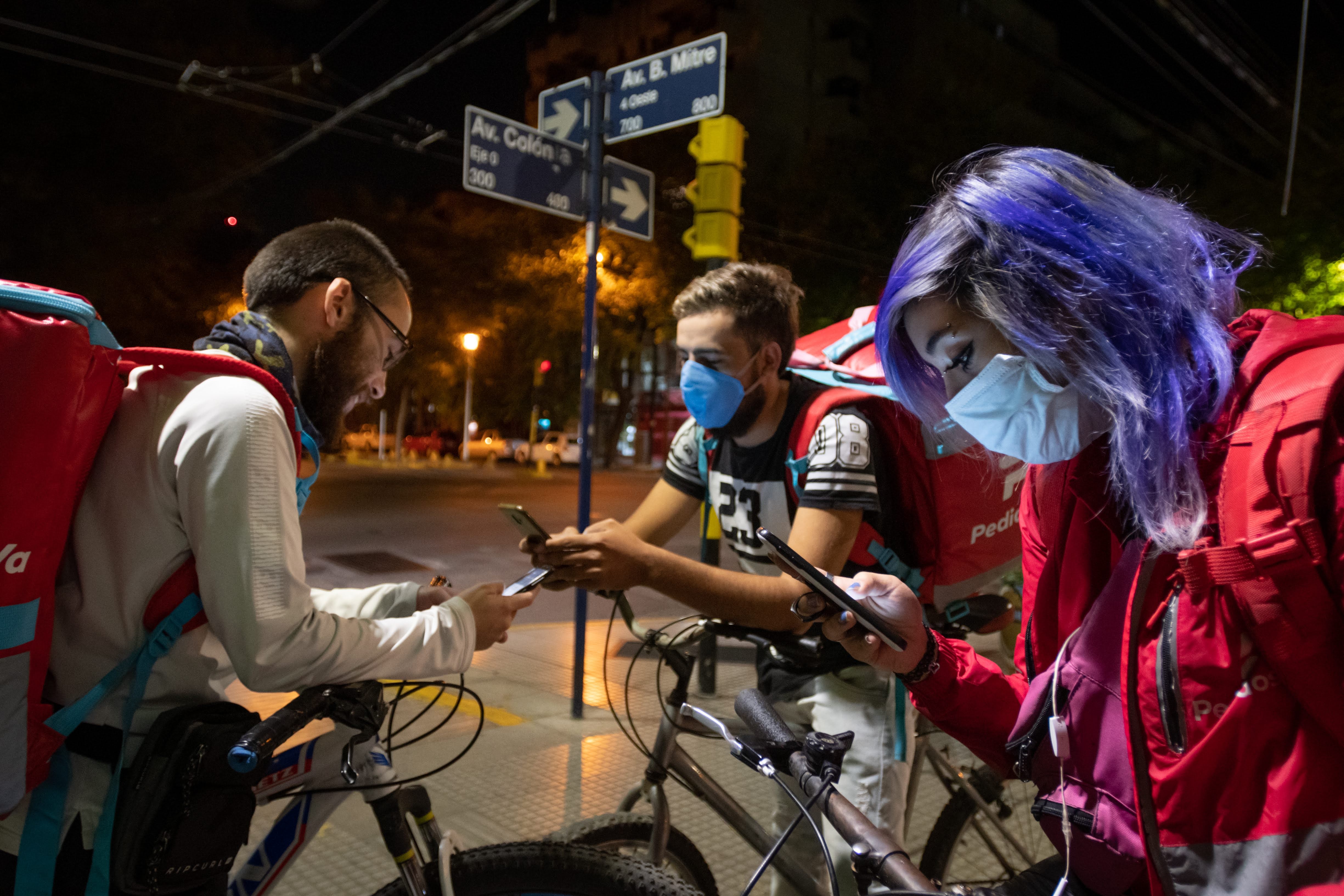 Mendoza 21 de abril de 2020 

Deliveries, los nuevos reyes de la calle: aseguran que duplicaron su trabajo por la cuarentena. 

Foto: Ignacio Blanco / Los Andes