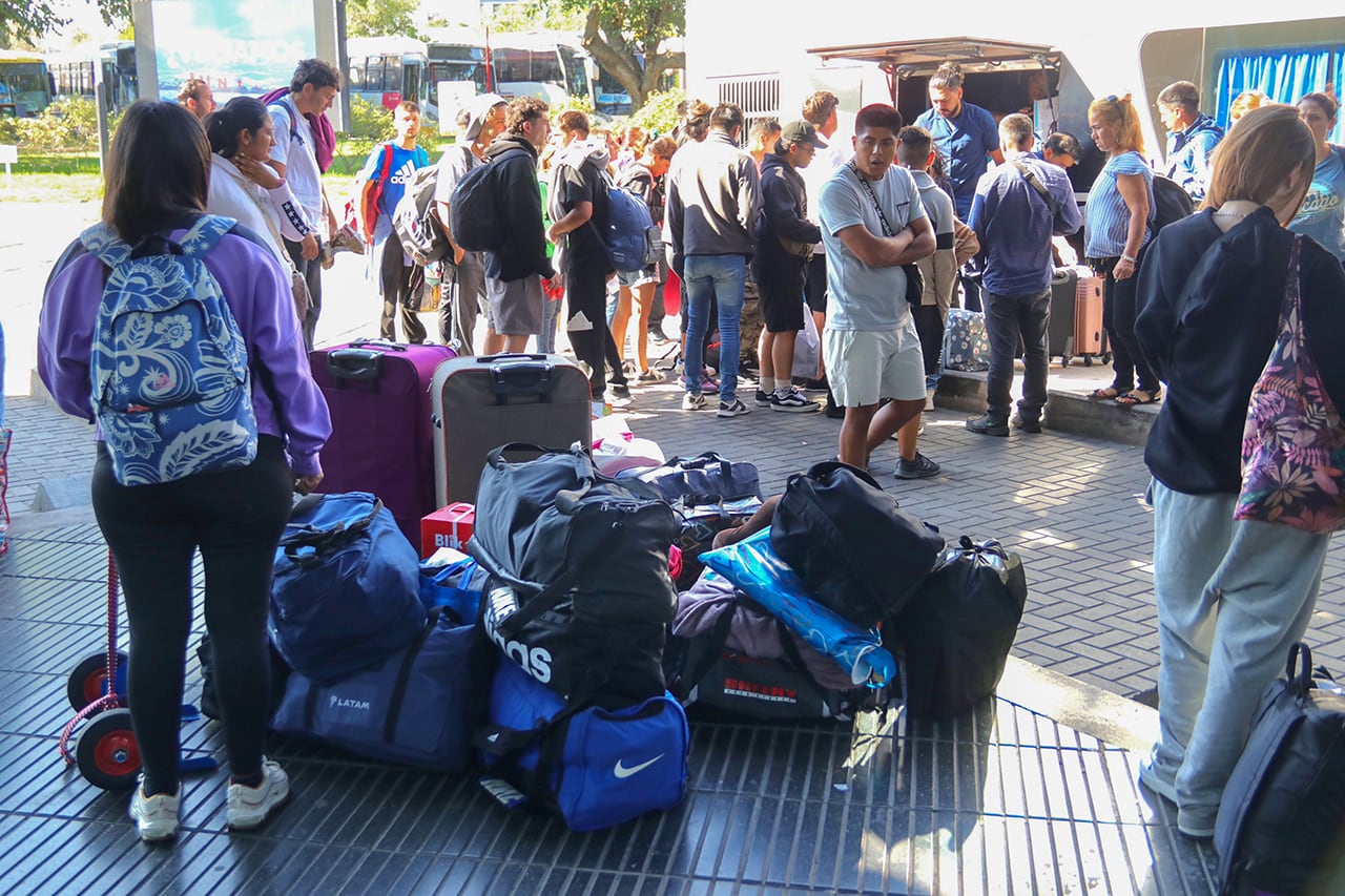 Turistas y viajeros en la terminal de ómnibus de Mendoza. Foto: Los Andes