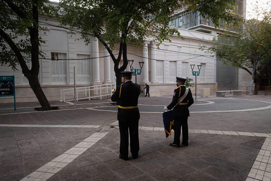 Músicos de la banda de la Policía de Mendoza esperan la llegada del Gobernador.