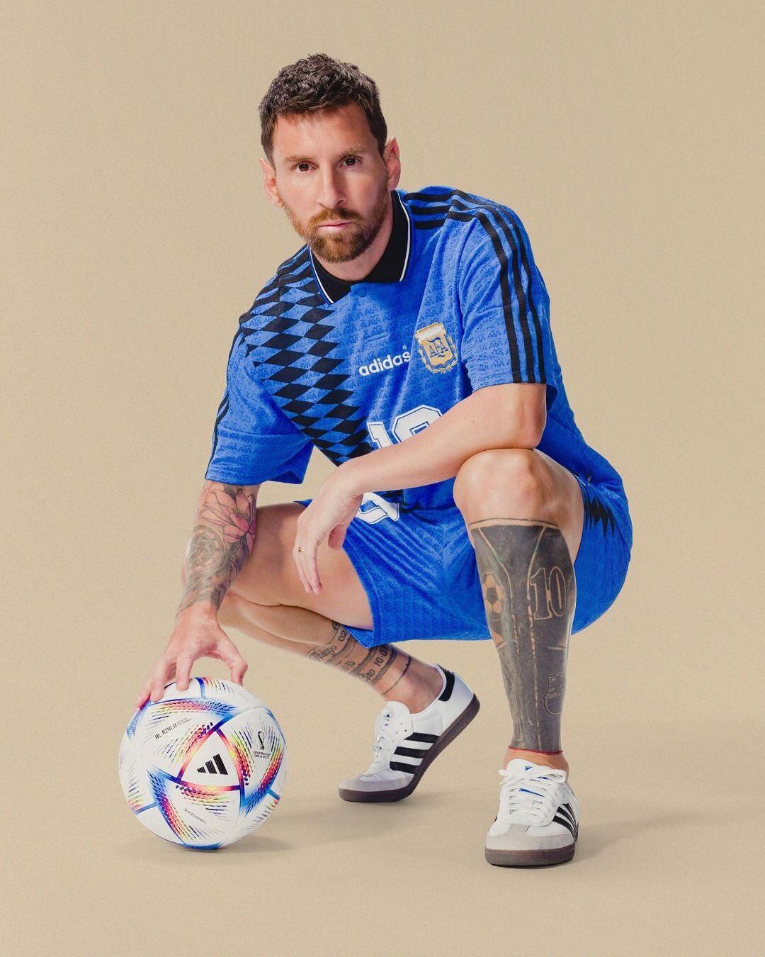 La camiseta de la selección, formato retro del Mundial 1994, mostrada por Lionel Messi. (Adidas)