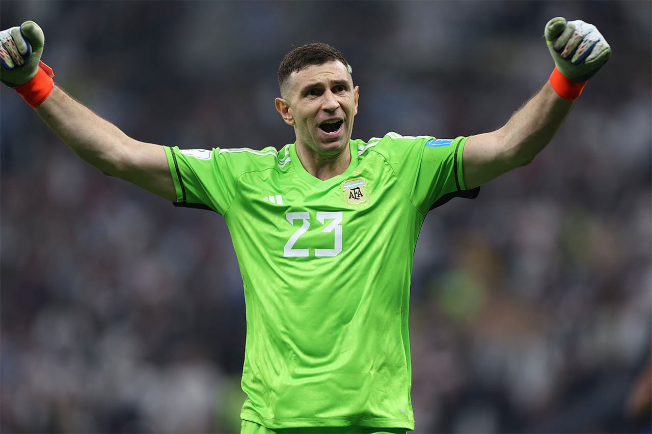 Lusail (Qatar), 18/12/2022.- Goalkeeper Emiliano Martinez of Argentina
 reacts after saving a penalty during the penalty shoot out of the FIFA World Cup 2022 Final between Argentina and France at Lusail stadium, Lusail, Qatar, 18 December 2022. (Mundial de Fútbol, Francia, Estados Unidos, Catar) EFE/EPA/Tolga Bozoglu
