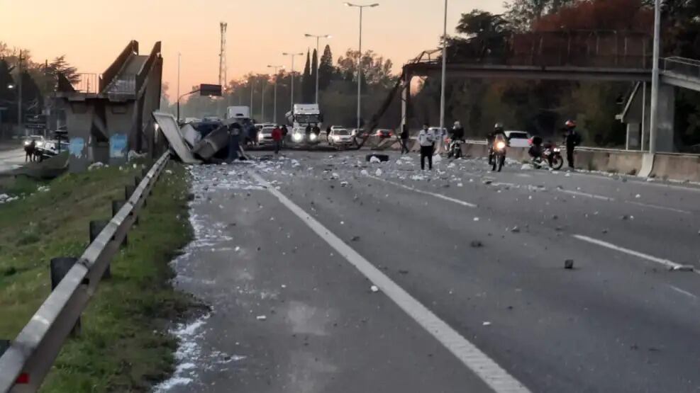 Un camión destruyó uno de los puentes que cruza la autopista.