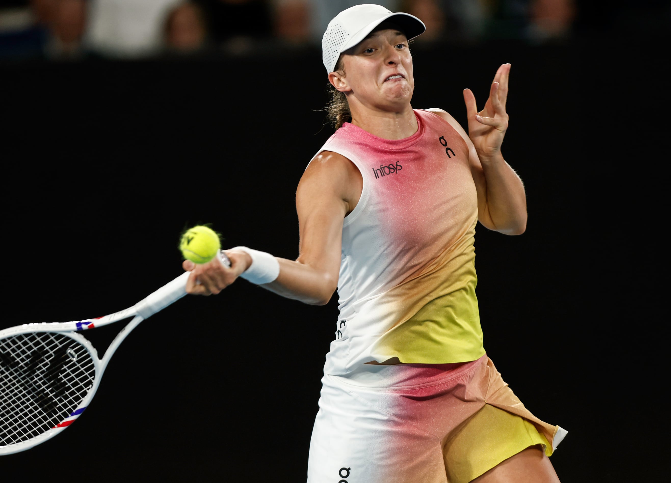 NOTICIAS ARGENTINAS BAIRES 
ENERO 23: --MELBOURNE-- 
(Xinhua) -- Iga Swiatek 
devuelve la pelota durante el 
partido de semifinal de 
individuales femeninos entre 
Iga Swiatek, de Polonia, y 
Madison Keys, de Estados 
Unidos, en el torneo de tenis 
Abierto de Australia, en 
Melbourne, Australia, el 23 de 
enero de 2025. FOTO: 
(Xinhua/Ma Ping)/ NA.