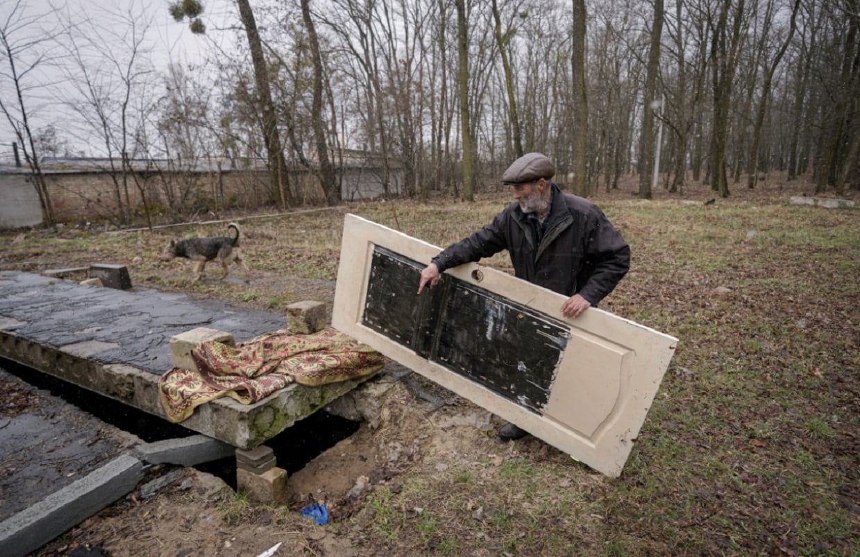 Una fosa común en Bucha, en las afueras de Kiev, Ucrania, el domingo 3 de abril de 2022. Las tropas ucranianas están encontrando cuerpos brutalizados y destrucción generalizada en los suburbios de Kiev, lo que genera nuevos llamados para una investigación de crímenes de guerra y sanciones contra Rusia. (AP)