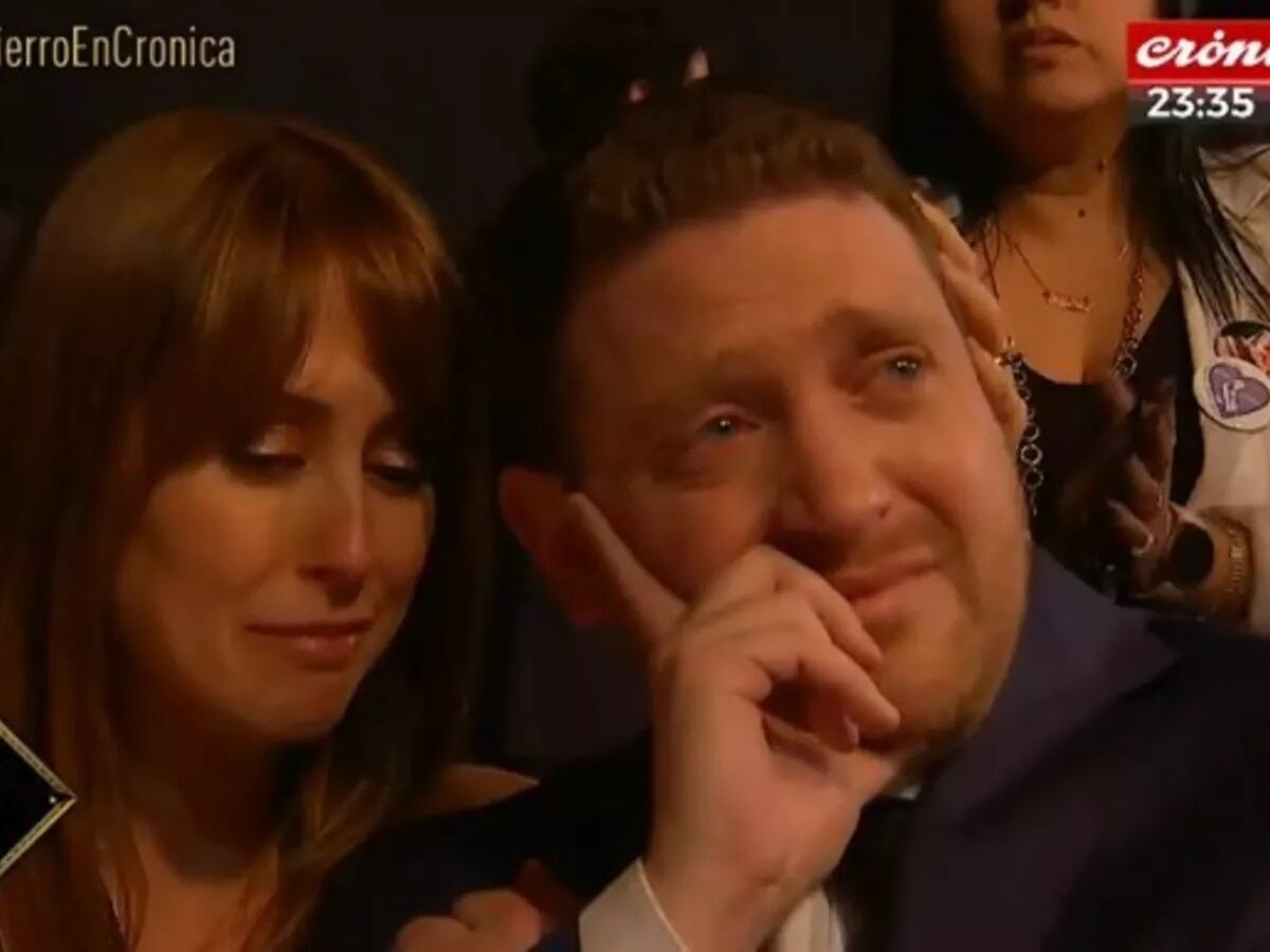 Jonatan Viale se emocionó y lloró al ver a Mauro, su padre, en el homenaje de los premios Martín Fierro de Cable