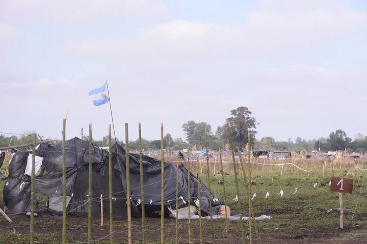 Toma de terrenos del barrio Planeadores, Los Hornos.