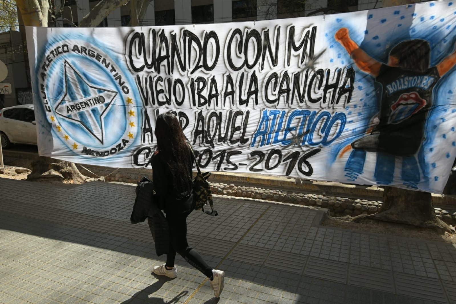 Velatorio de Marciano Cantero en Mendoza: la despedida de los fanáticos y los seres queridos al líder de Los Enanitos Verdes. En la foto, el homenaje de Atlético Argentino. (Ignacio Blanco / Los Andes)