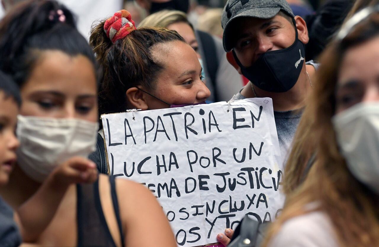 Marcha de agrupaciones K en Mendoza para protestar contra la Corte Suprema de la Nación.