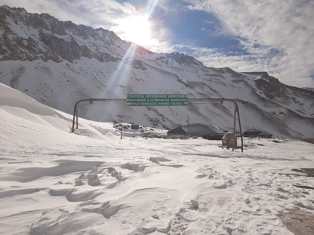 Las rutas 40 y 143 fueron cortadas en algunos tramos y Vialidad trabajó en la limpieza. En tanto en el complejo Horcones se acumularon varios centímetros de nieve.